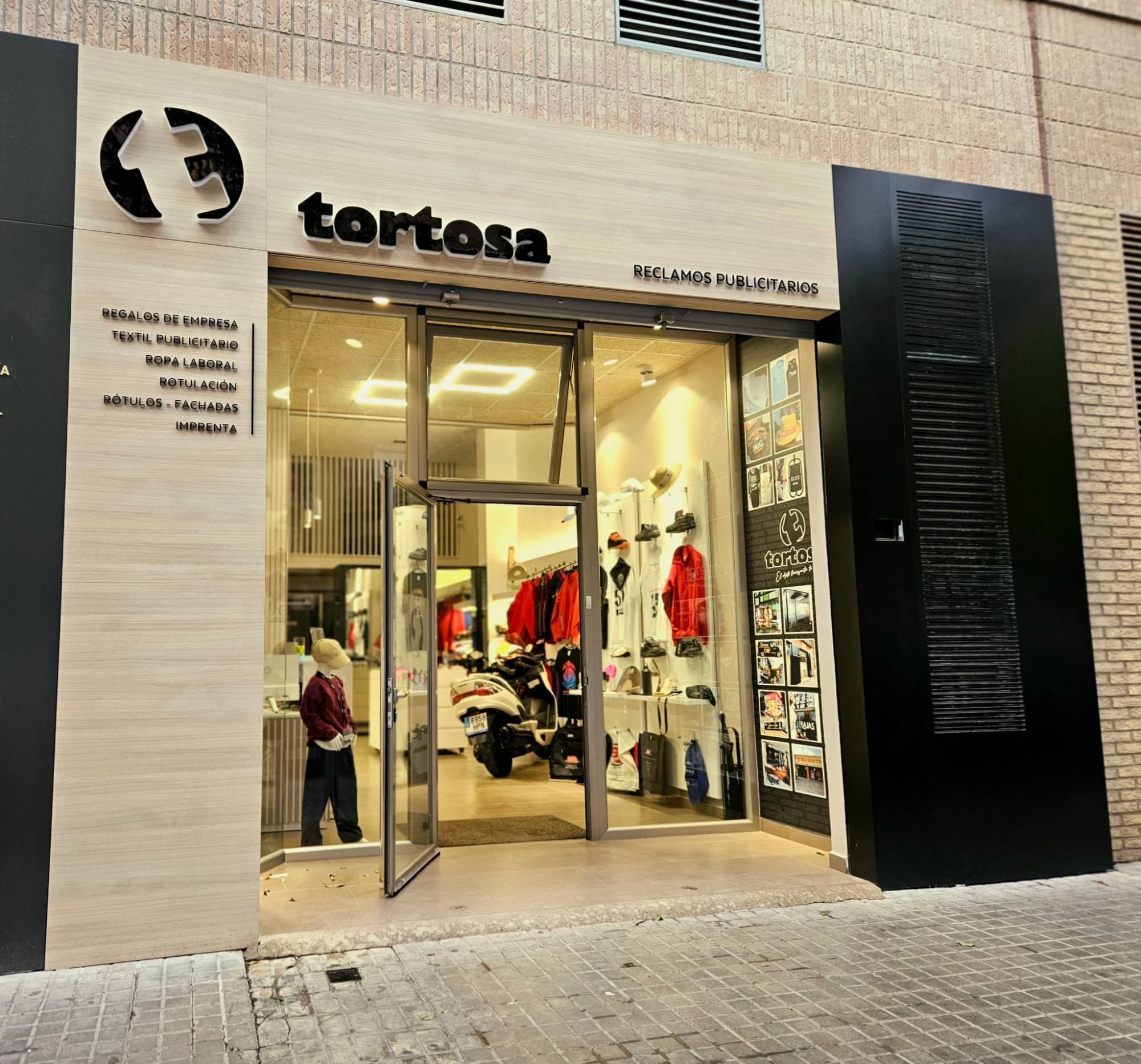 Fachada de la tienda Comercial Tortosa en Valencia con rótulo de letras corpóreas